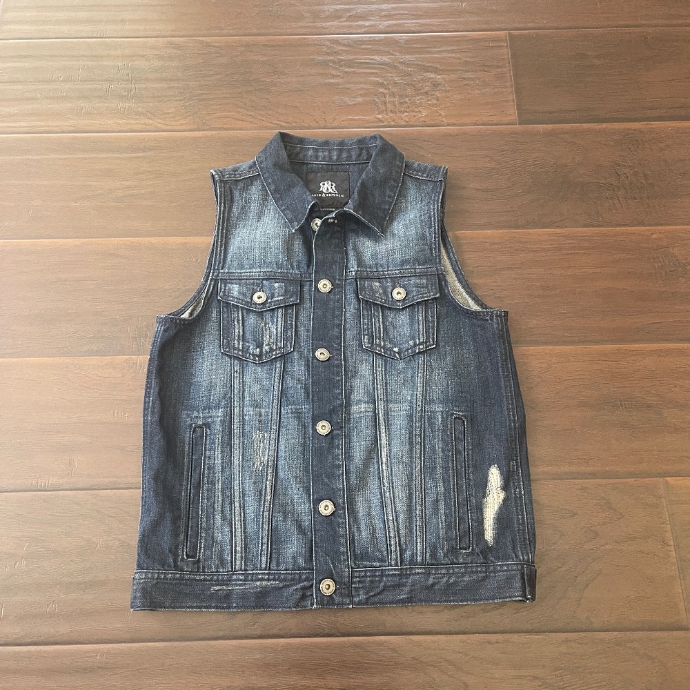 Rock & Republic Women’s Denim Jean Sleeveless Distressed Vest Size Medium.